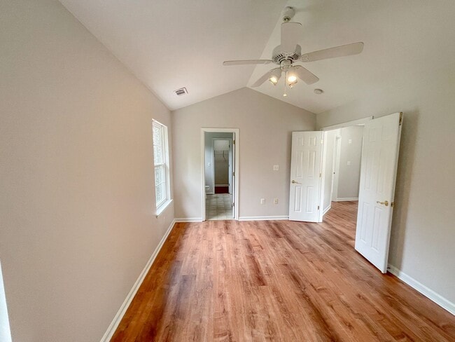 Building Photo - Lovely Traditional 5BR/3BA home in excelle...