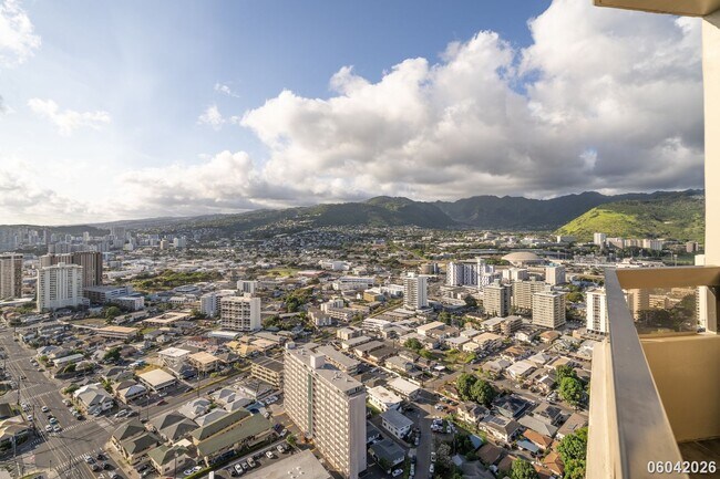 Building Photo - Luxury High-Rise Living on the 38th Floor