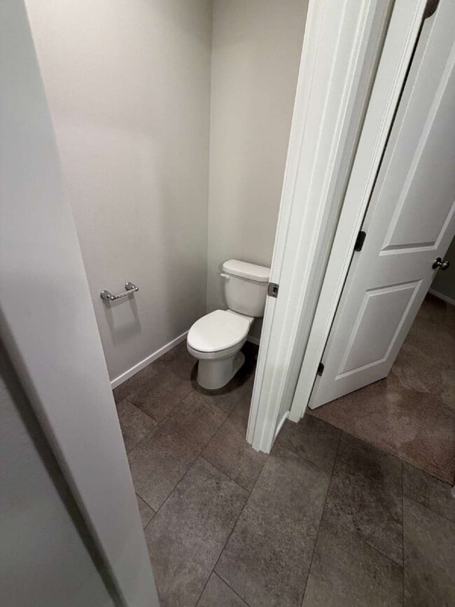 Building Photo - 3 Bedroom / 2.5 Bathroom Townhome - Near Bethany & PCC
