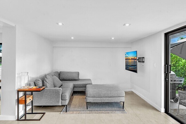 Building Photo - 536 Hibiscus Dr