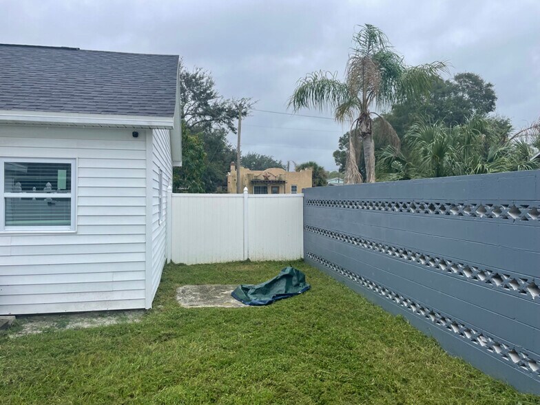 Building Photo - 917 56th Ave N