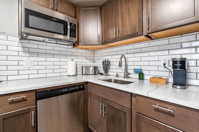 Building Photo - 1818 Court F