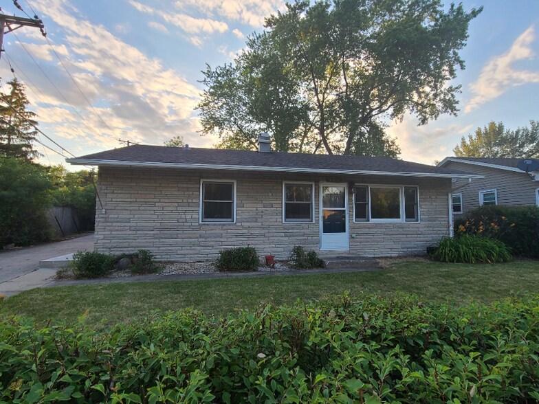 Primary Photo - 202 E Streamwood Blvd