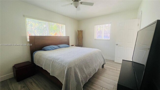 Building Photo - 911 N 14th Ave