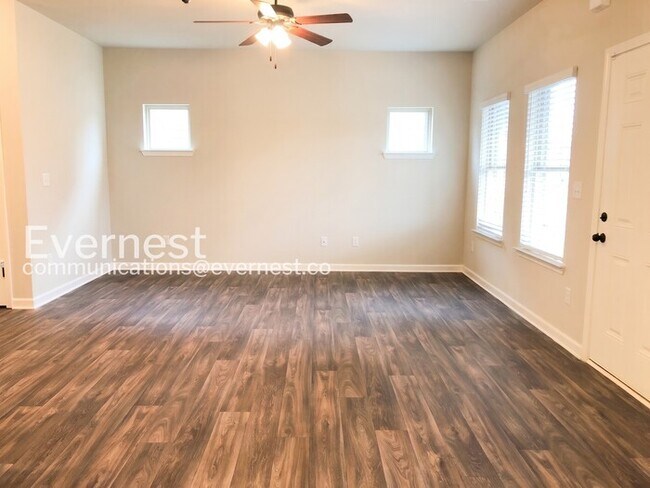 Building Photo - 4 Bed/2.5 Bath Home with Garage / Pet-Friendly / Vouchers Accepted / Available Now!