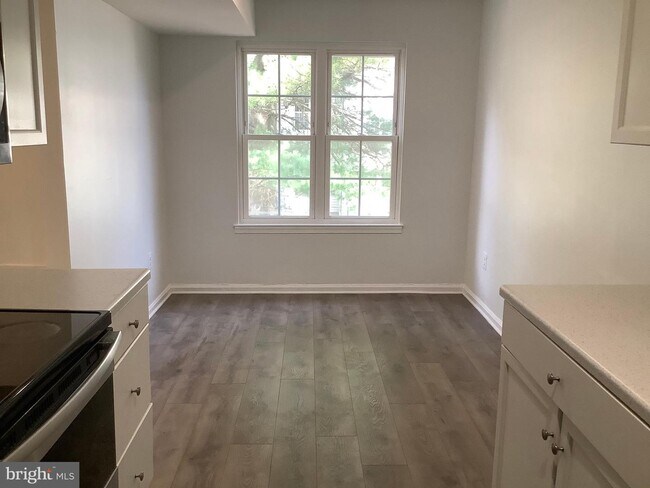 Building Photo - 12 Normandy Square Ct