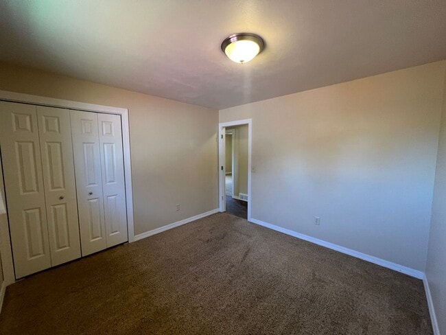Building Photo - 5 bedroom 3 bathroom home for rent