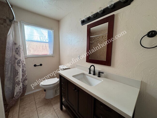 Building Photo - Charming 3-Bedroom Home