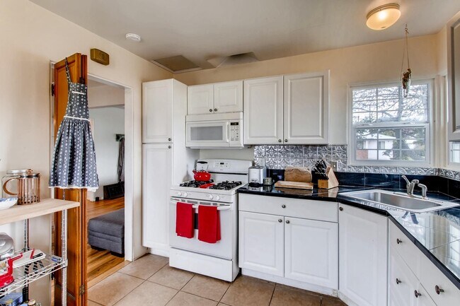 Building Photo - Charismatic 2 Bedroom/1 Bath Home For Rent in South Park!