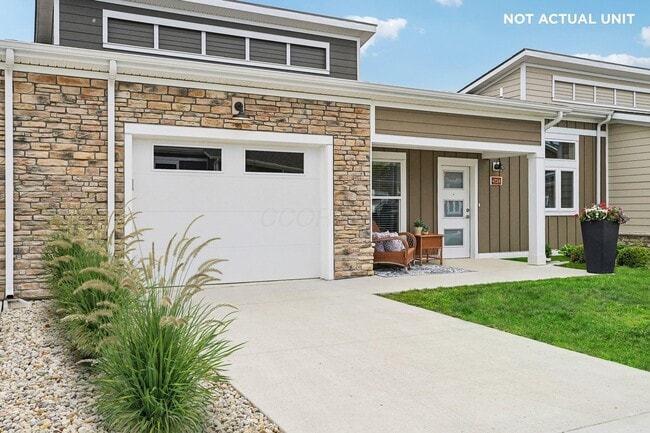 Building Photo - 933 Persimmon Ln