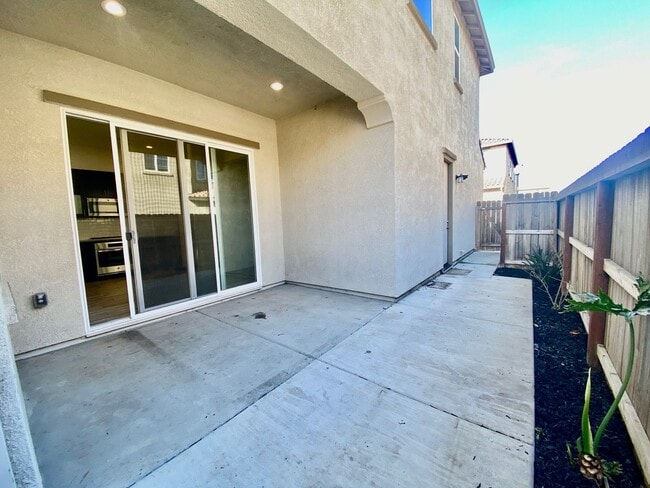 Building Photo - AVAILABLE BY 6/19/26. 4 BED, 2.5 BATHS, 1763 SQ FT STAINLESS STEEL APPLIANCES INCLUDED