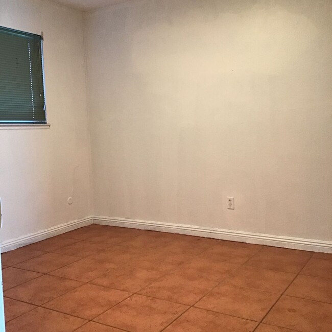 Building Photo - 3 Bedroom Home - Move in Special $200.00 o...