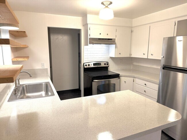 Building Photo - 3-Bedroom Home in great Location