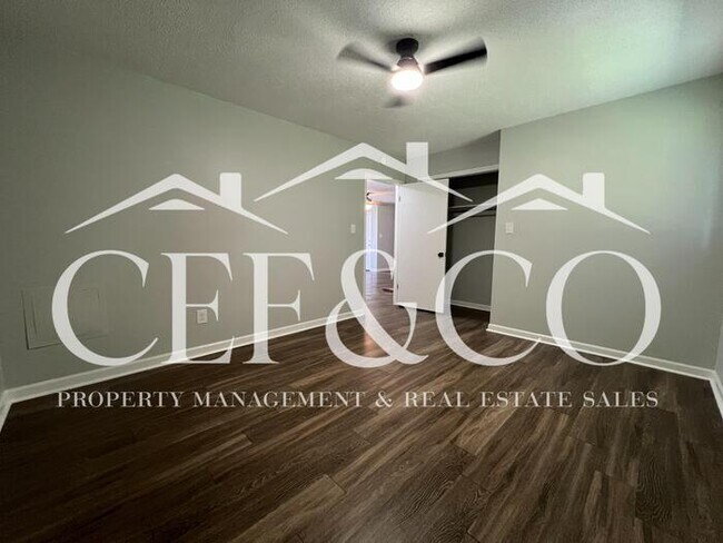 Building Photo - Beautifully updated 2 bedroom duplex!