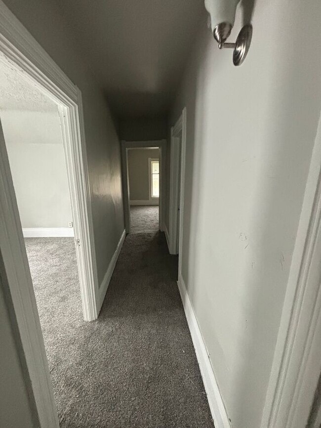 Building Photo - Stunning 4 beds 1 bath in Cleveland!