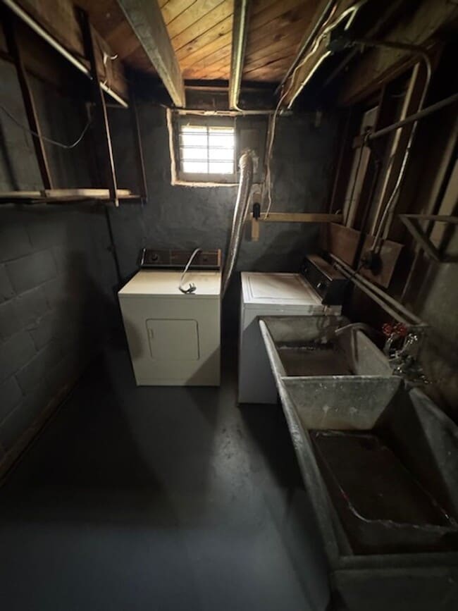 Building Photo - 3BED 2BATH $1600/MONTH!