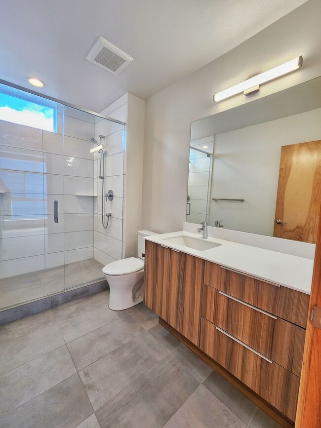 Building Photo - Beautiful 2 Bed 1.75 Bath Townhome in Central District