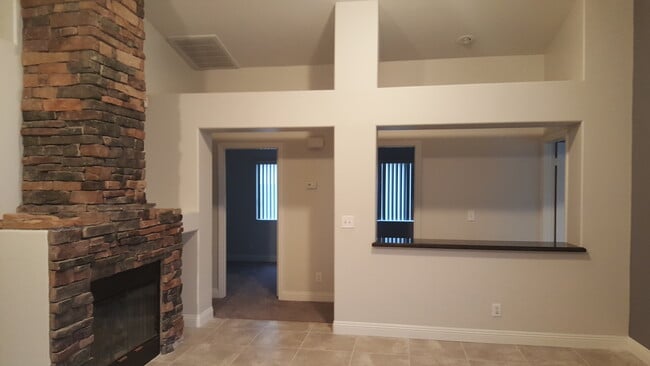 Building Photo - Adorable Home with 3 beds, 2 bath plus a P...