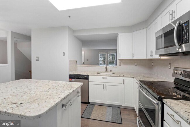 Building Photo - 2423 Bolton Ln