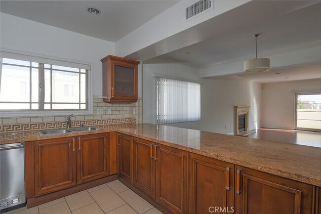 Building Photo - 11848 Kiowa Ave