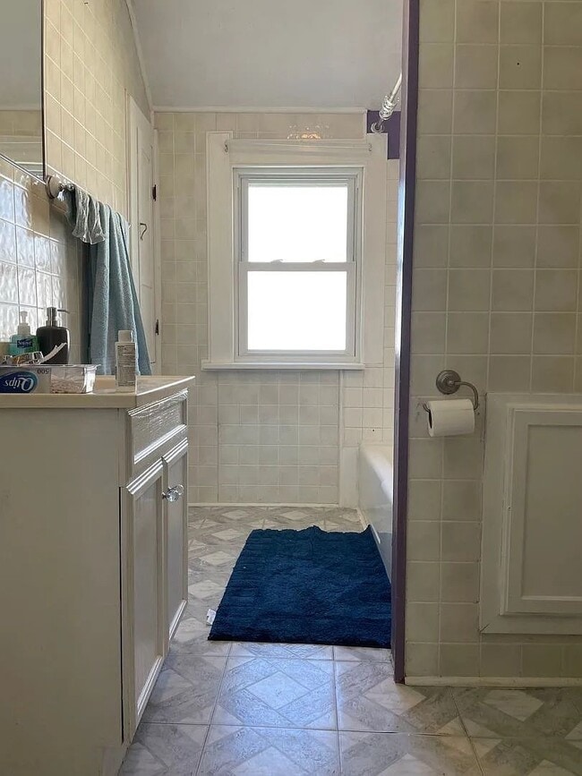 Building Photo - Spacious 5-Bedroom Rental Near Campus & Do...