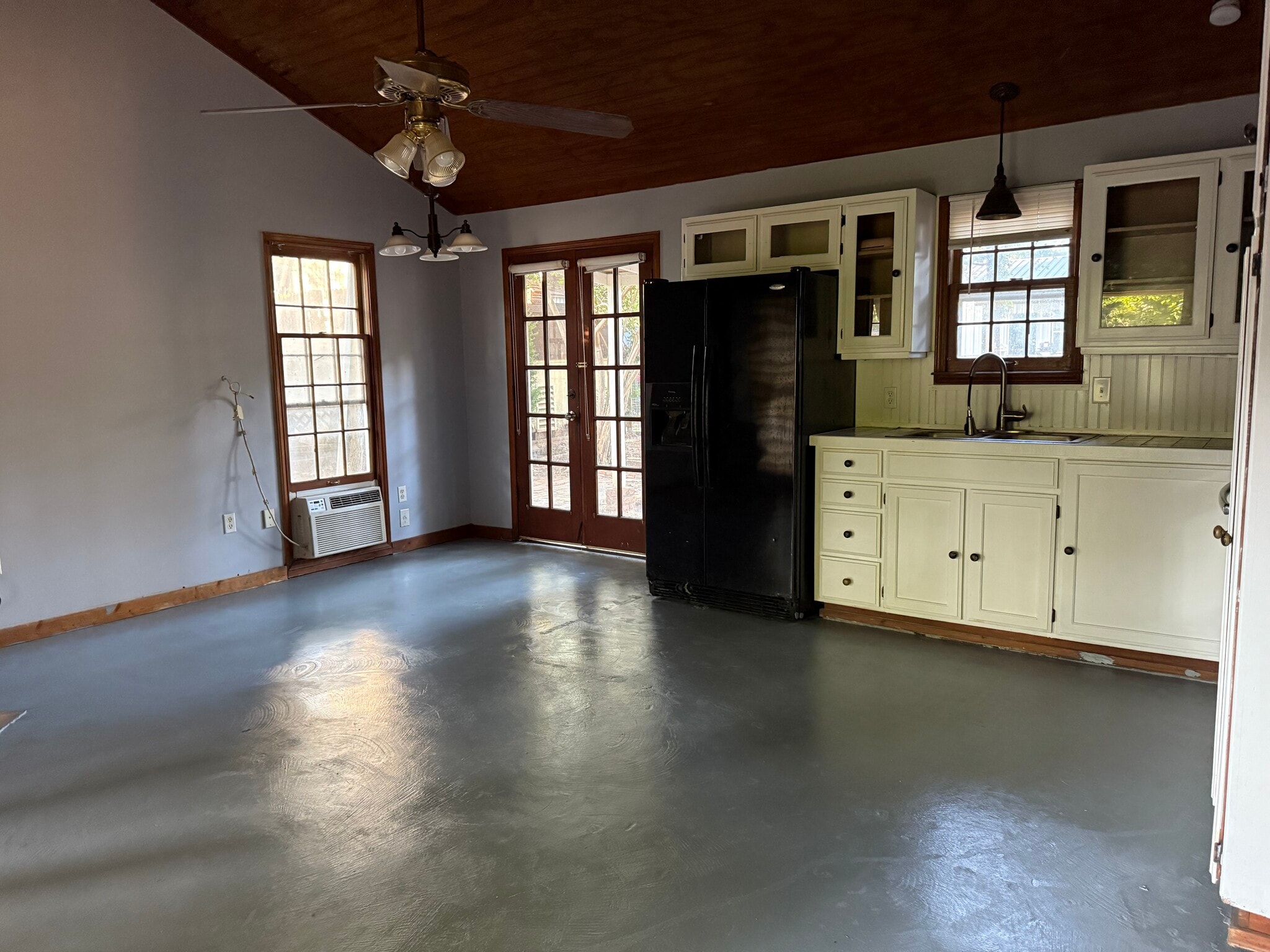 Building Photo - 74 Live Oak St