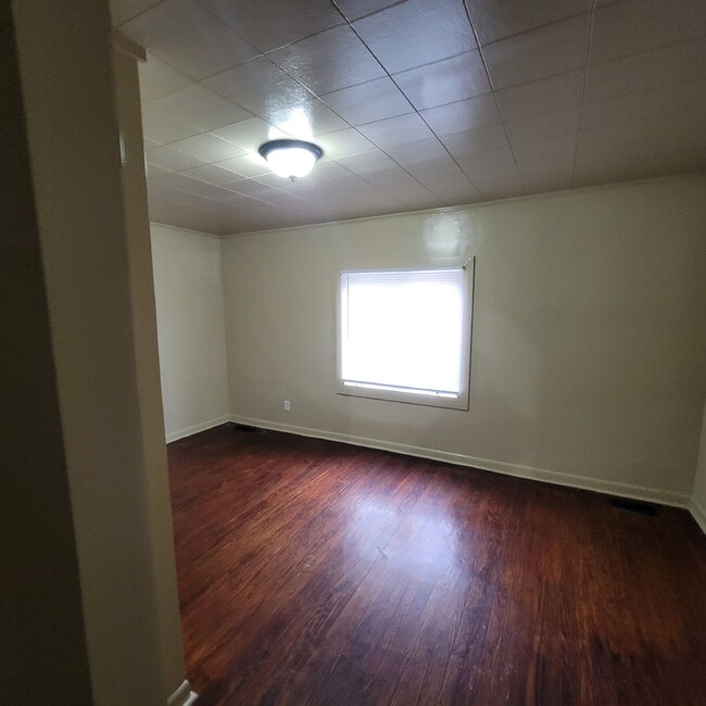 Building Photo - WEST SIDE HOUSE WITH 4 BEDROOMS, 2 BATHS, AND HUGE GARAGE/WORKSHOP COMBO