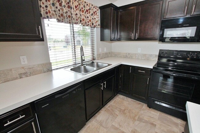 Building Photo - Clean Single-Level Home