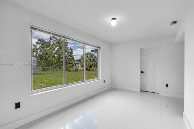 Building Photo - 741 NW 175th Dr