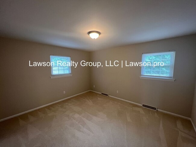 Building Photo - Beautiful Cave Spring Split Level with Bac...