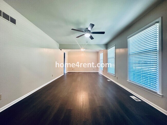 Building Photo - Cozy Ranch Home in Shawnee w/ Plenty of Natural Light, Wood Floors Throughout and an Updated Kitc...