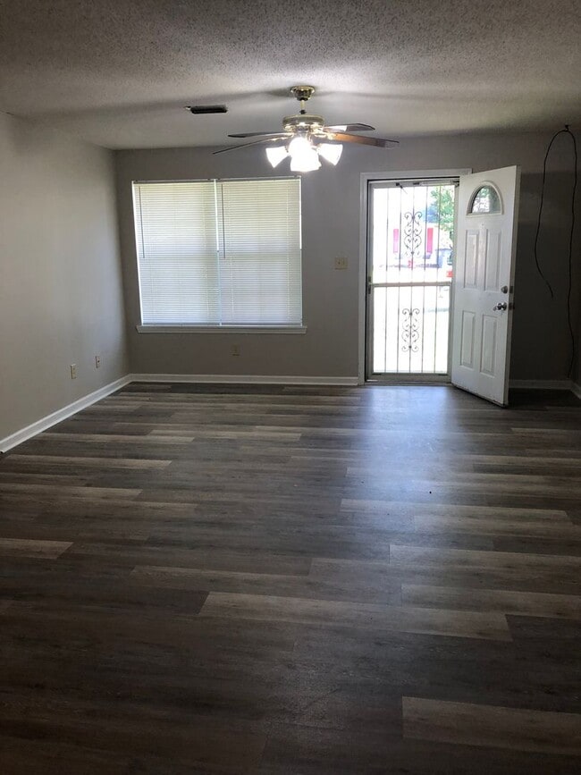 Building Photo - Fully Remodeled 3 Bed / 2 Bath Home in Sea...