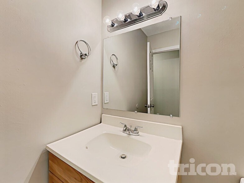 Building Photo - 18 Glen Knoll Ct