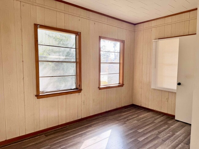 Building Photo - 452 Bernardo St