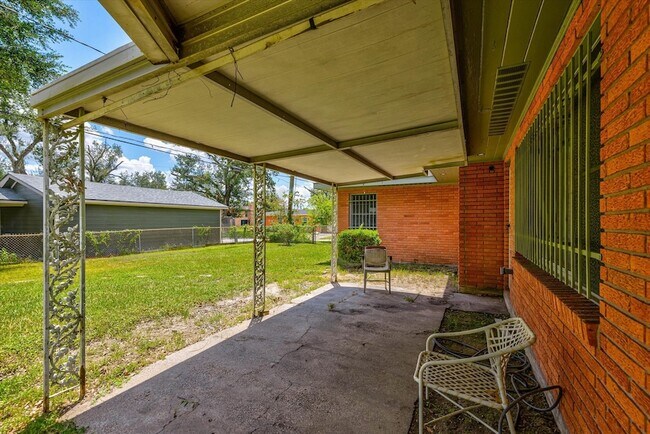 Building Photo - 5611 Milart St