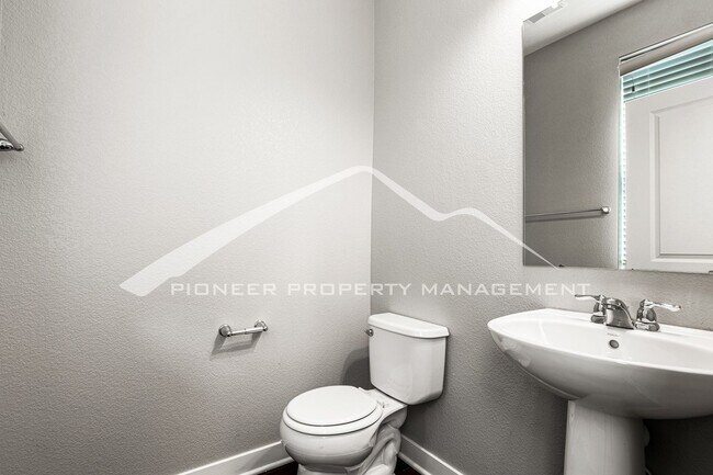 Building Photo - Lovely Townhome with Central AC and Washer/Dryer!