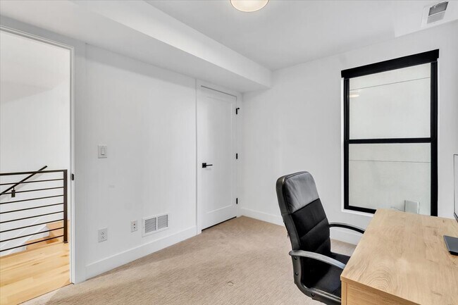 Building Photo - 1403 Yates St