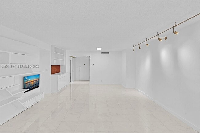 Building Photo - 2500 Parkview Dr