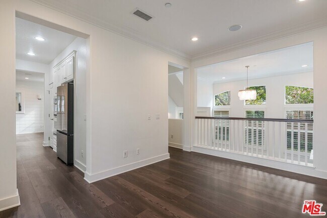 Building Photo - 5800 Seawalk Dr