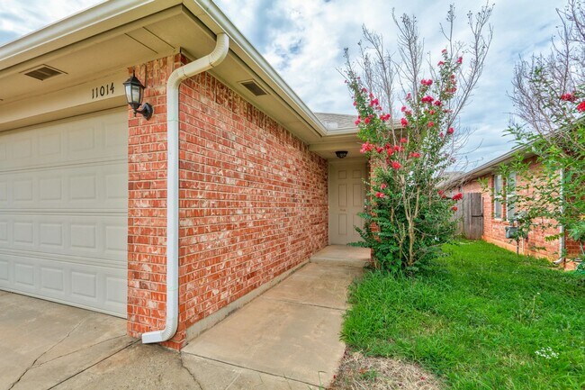 Building Photo - $350 Off First Month's Rent Move In Special!! Duplex in Yukon, Available Now!