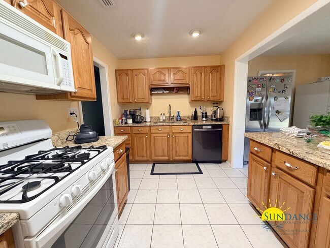 Building Photo - Spacious 4BR Home in Fort Walton Beach with Solar Panels!