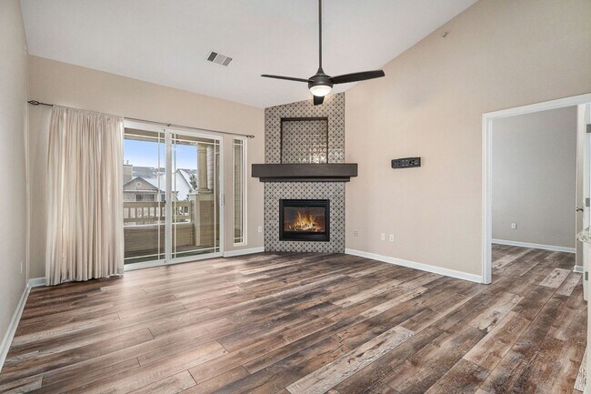 Building Photo - Updated 2 Bed 2 Bath Condo with One Car Garage in Littleton!