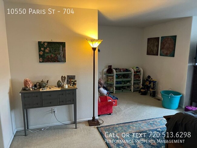 Building Photo - Spacious Two Bedroom Townhome