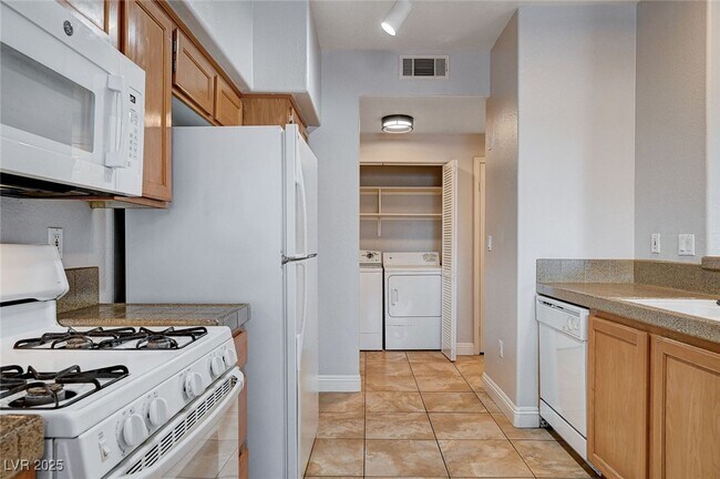 Building Photo - 2113 Echo Bay St