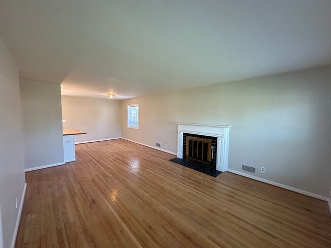 Building Photo - 3 bedroom/1.5 bath w/basement in Woodlawn Park. Available mid June
