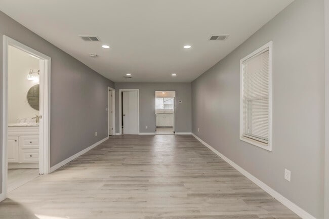 Building Photo - 6020 Mayfair St