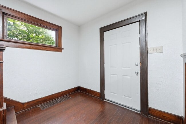 Building Photo - Freshly Updated 3BR Home