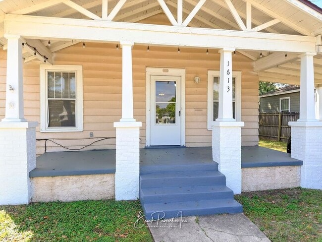 Building Photo - 1613 E Blount St