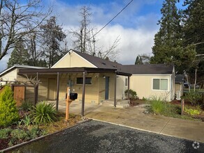 Building Photo - 2 Bedroom House in Springfield