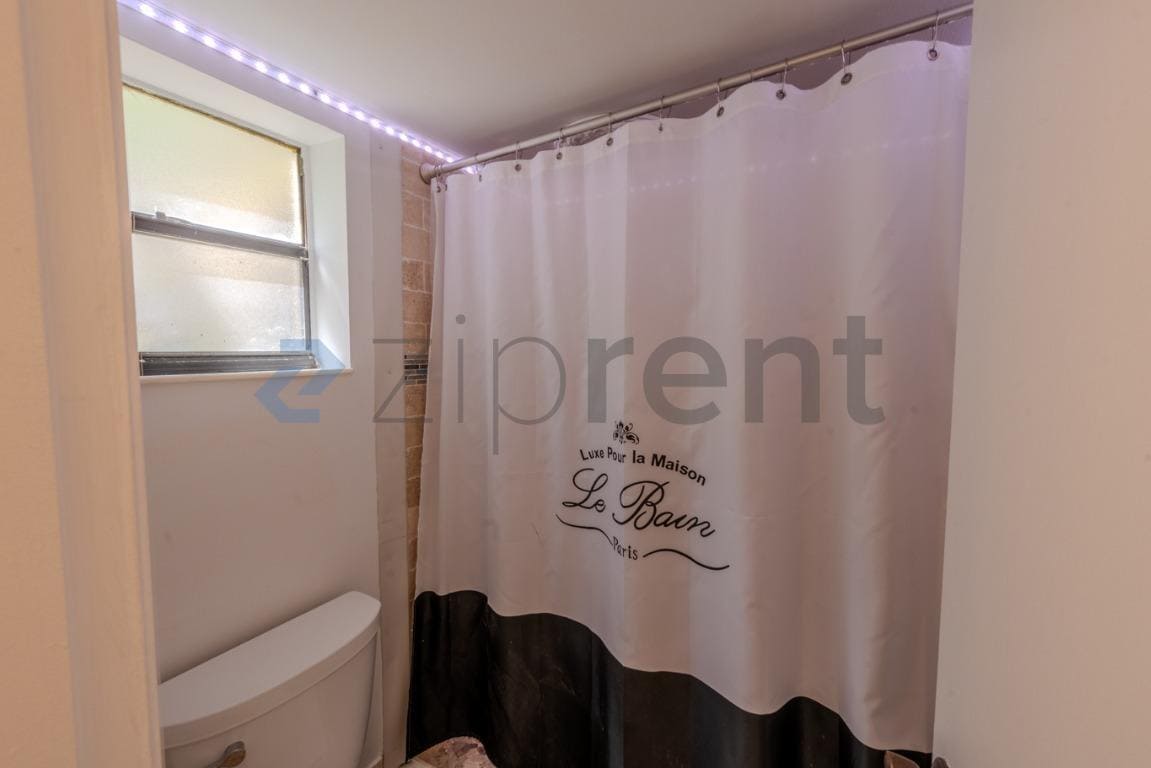Building Photo - Unit C110